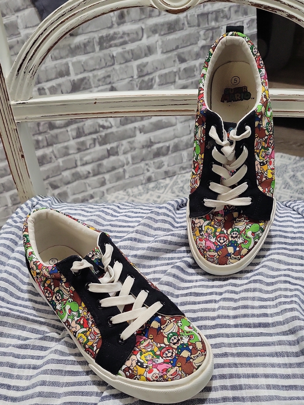 Super Mario Kids Lace-Up Sneakers with Multicolor Character Print Size 5 Shoes